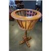 Image 1 : MAPLE MADE IN CANADA PLANTER STAND
