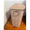 Image 4 : Vintage Laundry Hamper