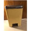 Image 1 : Vintage Trash Can