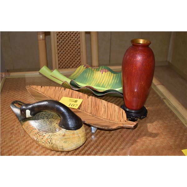 MIXED LOT: VASE, LEAF TRAYS & DUCK DECOY (5 PCS)