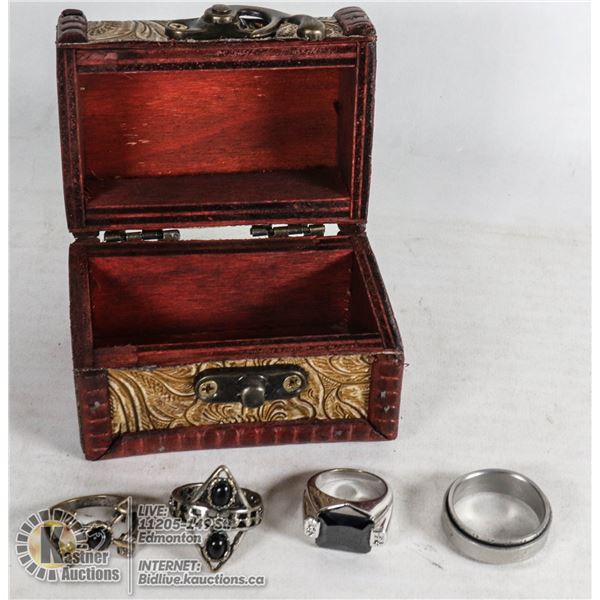 4 VARIOUS VINTAGE RINGS IN MINI TREASURE CHEST