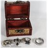 Image 1 : 4 VARIOUS VINTAGE RINGS IN MINI TREASURE CHEST