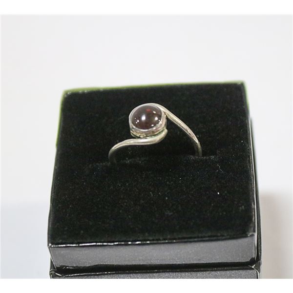 VINTAGE .925 SILVER RING SET WITH GARNET CABOCHAN