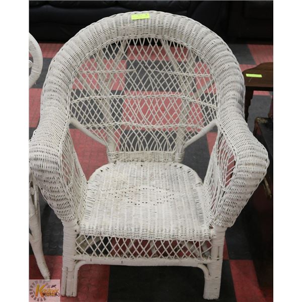 VINTAGE WHITE WICKER LARGE CHAIR  CROSS CHECK