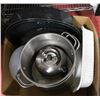 Image 1 : BOX WITH 2 LARGE STOCK POTS, 2 ROASTERS (MED. &