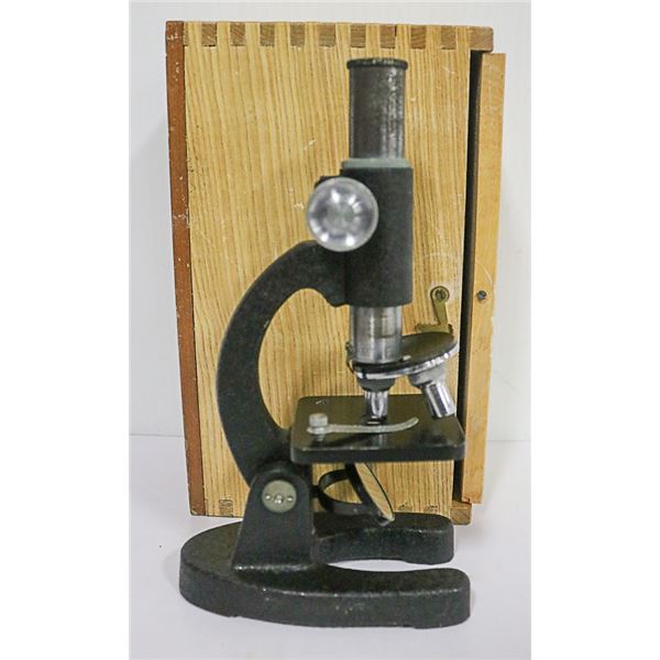 ANTIQUE MICROSCOPE IN WOOD CASE