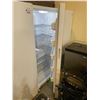 Image 2 : FRIGIDAIRE STANDING FREEZER MODEL FFFH20F3WW0 VISIBLE DAMAGE