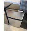 Image 1 : INSIGNIA TOP BOTTOM MINI FRIDGE