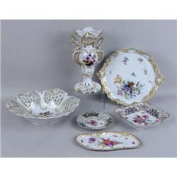 A GROUP OF POLYCHROME-DECORATED PARCEL-GILT PORCELAIN TABLE ARTICLES