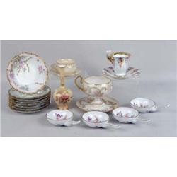 AN ASSORTED GROUP OF POLYCHROME DECORATED PARCEL GILT PORCELAIN TABLE ARTICLES