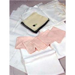 AN ASSORTED GROUP OF TABLE LINENS
