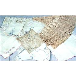 AN ASSORTED GROUP OF TABLE LINENS