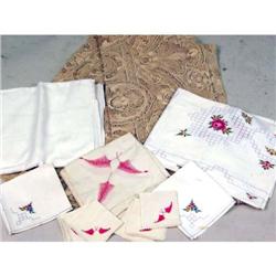 AN ASSORTED GROUP OF TABLE LINENS