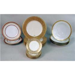 AN ASSORTED GROUP OF PARCEL-GILT DECORATED PORCELAIN DINNERWARE ARTICLES