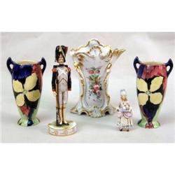 A MISCELLANEOUS GROUP OF POLYCHROME-DECORATED PORCELAIN TABLE ARTICLES