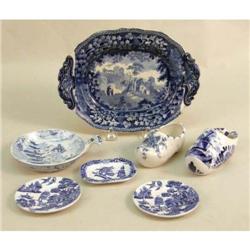 A MISCELLANEOUS GROUP OF BLUE AND WHITE PORCELAIN TABLE ARTICLES