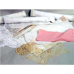 AN ASSORTED GROUP OF TABLE LINENS