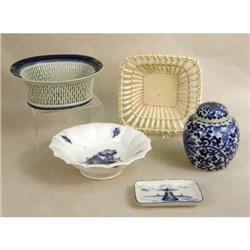 A GROUP OF PORCELAIN TABLE ARTICLES