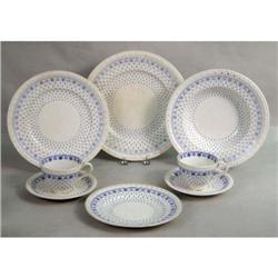 AN ASSEMBLED GROUP OF BLUE AND WHITE DECORATED PORCELAIN DINNERWARE