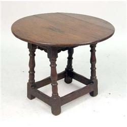 A COLONIAL STYLE CIRCULAR TAVERN TABLE