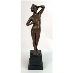 A CAST BRONZE SCULPTURE OF A FEMALE NUDE