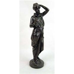 A CLASSICAL-STYLE BRONZE SCULPTURE OF A WOMAN