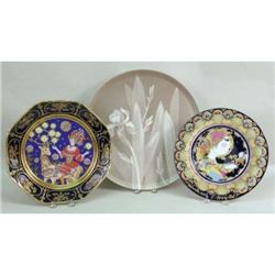 THREE PARCEL-GILT DECORATED PORCELAIN CHARGERS