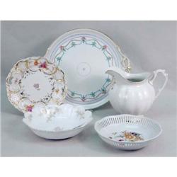 A GROUP OF POLYCHROME AND PARCEL-GILT DECORATED PORCELAIN SERVING PIECES