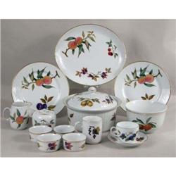 A SET OF ROYAL WORCESTER, ENGLAND "EVESHAM" DINNERWARE