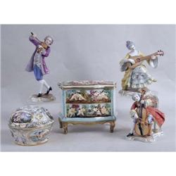 A GROUP OF DECORATIVE CAPO-DI-MONTE PORCELAIN ITEMS