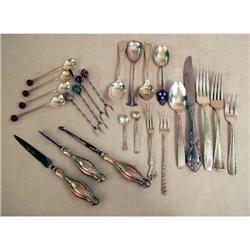 A MISCELLANEOUS GROUP OF STERLING SILVER AND SILVER PLATED FLATWARE ITEMS