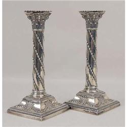 A PAIR OF ENGLISH STERLING COLUMNAR SILVER CANDLESTICKS
