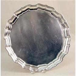 A FRANK SMITH "CHIPPENDALE" PATTERN STERLING SILVER PIE-CRUST BORDER CIRCULAR TRAY