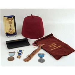 A YELLOW GOLD DAUGHTERS OF THE AMERICAN REVOLUTION PIN AND TWO MASONIC MEDALS