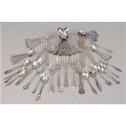 A GROUP OF STERLING SILVER FLATWARE ITEMS