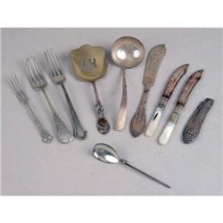 A GROUP OF MISCELLANEOUS STERLING SILVER FLATWARE ITEMS
