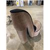 Image 2 : HIGH HEEL LOUNGE CHAIR 38" TALL