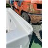 Image 2 : KOHLER BATHTUB WITH VISIBLE DAMAGE 32" X 60"