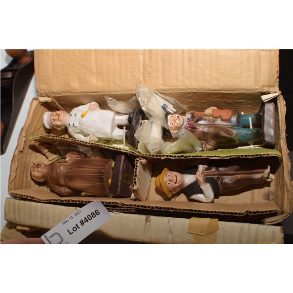 RARE VNTAGE SMOKING FIGURES IN ORIGINAL BOX , LOTS OF CIGARETTES