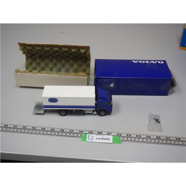 Volvo FM7 Box Van With Tail Light 7.5" Long (NIB) One Box Flap Missing