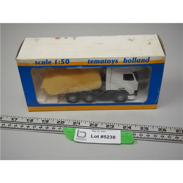 Tematoys Holland 460 Volvo Semitractor (NIB)