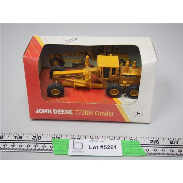 John Deere 772 BH Grader 1/64 Scale in Box