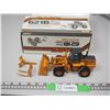 Image 2 : Case 621B Wheel Loader With Attachments 1/35 Scale (NIB)