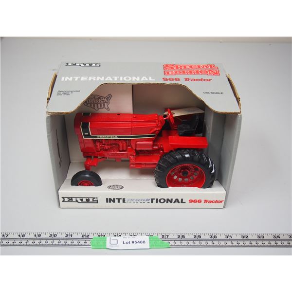 Ertl Special Edition Int 966 Tractor 1/16 (NIB)