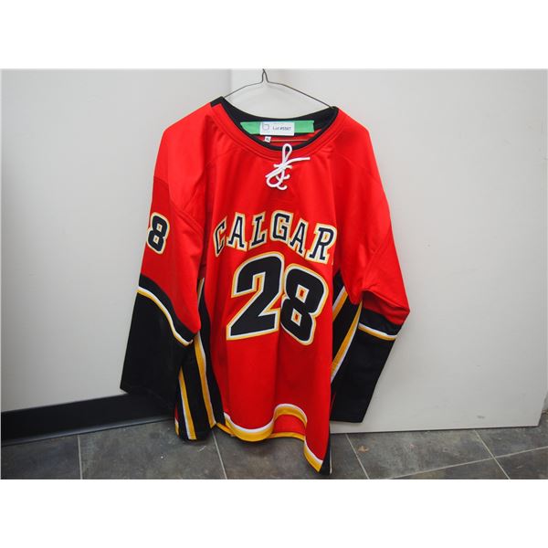 XL Calgary #28 Lindholm Signed Hockey Jersey With Beckett Certificate (Great Condition)