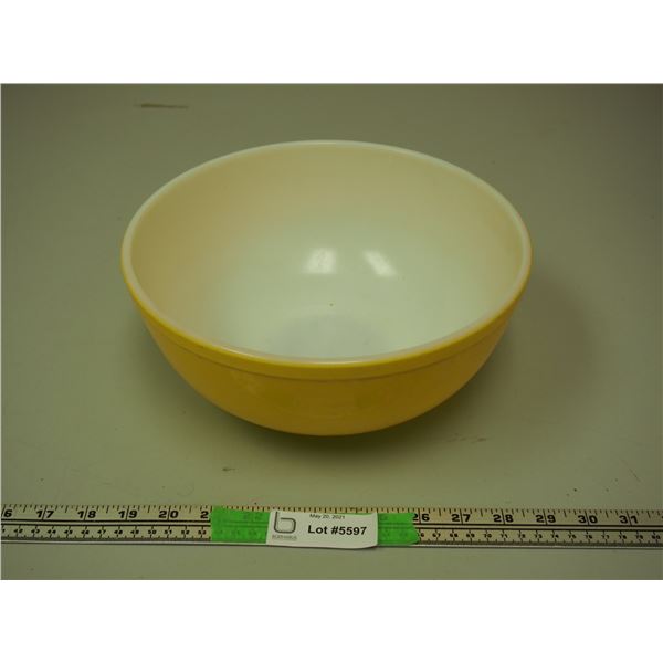 Pyrex 10" Bowl (Has Scratches)