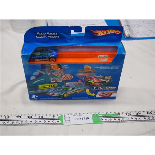 Hot Wheels Pizza Palace X-Pandables (NIB)