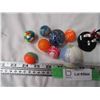 Image 3 : Rubber Bouncy Balls and Two Hockey Figures