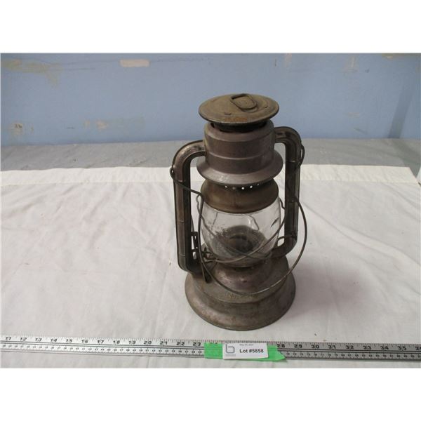 Dietz No.2 D. Lite Barn Lantern (Globe has Embossing)