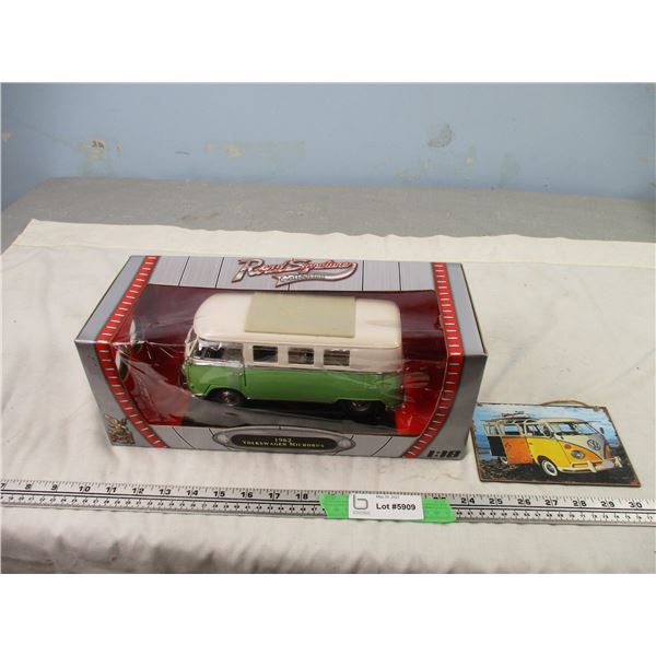 Road Signature 1/18 1962 VW Microbus Plus VW Wall Hanging